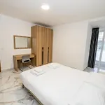 Modern 2-bedroom With Terrace - By Hostmt Апартаменты *