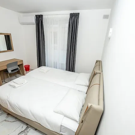 Lägenhet Modern 2-bedroom With Terrace - By Hostmt