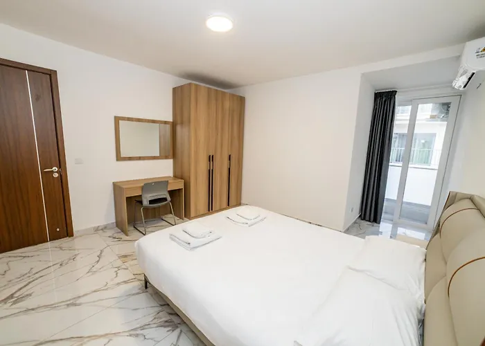 Modern 2-bedroom With Terrace - By Hostmt Lägenhet *