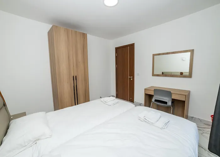 Modern 2-bedroom With Terrace - By Hostmt Lägenhet