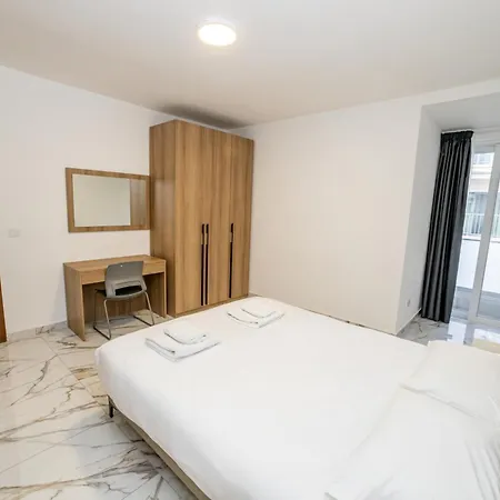 Charming 2-bedroom, 2-bathroom In Malta Lägenhet *