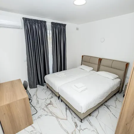 Modern 2-bedroom With Terrace - By Hostmt Appartamento *