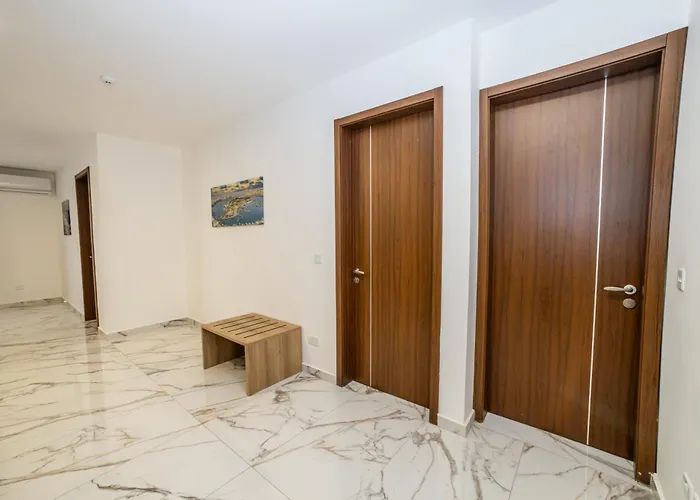 Modern 2-bedroom With Terrace - By Hostmt Appartamento *